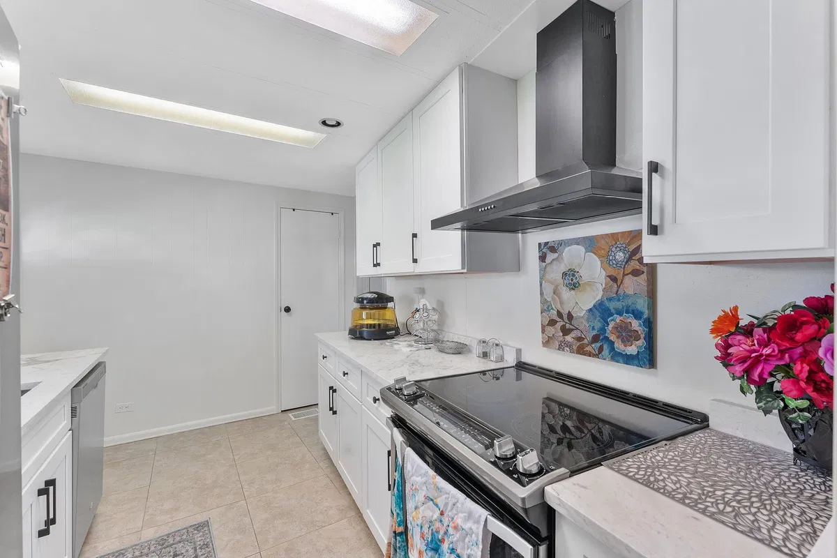 Unit 352 photo 10
