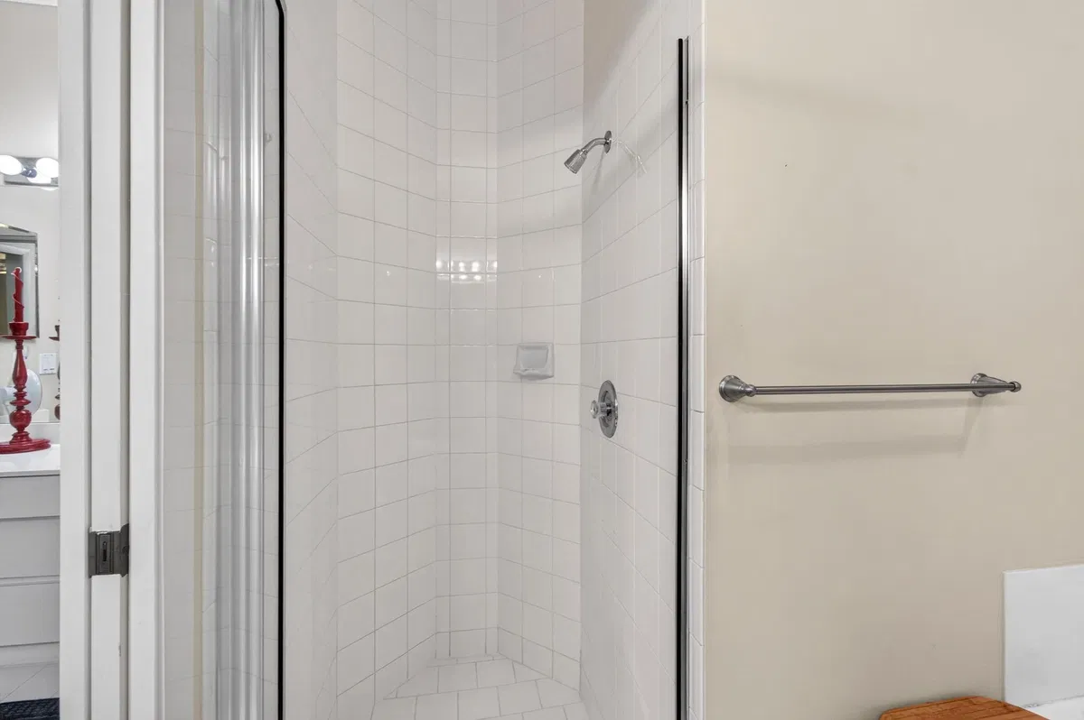 Unit 105 photo 28