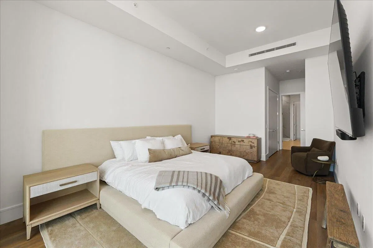 Nautilus 220 Unit 2406 photo 13