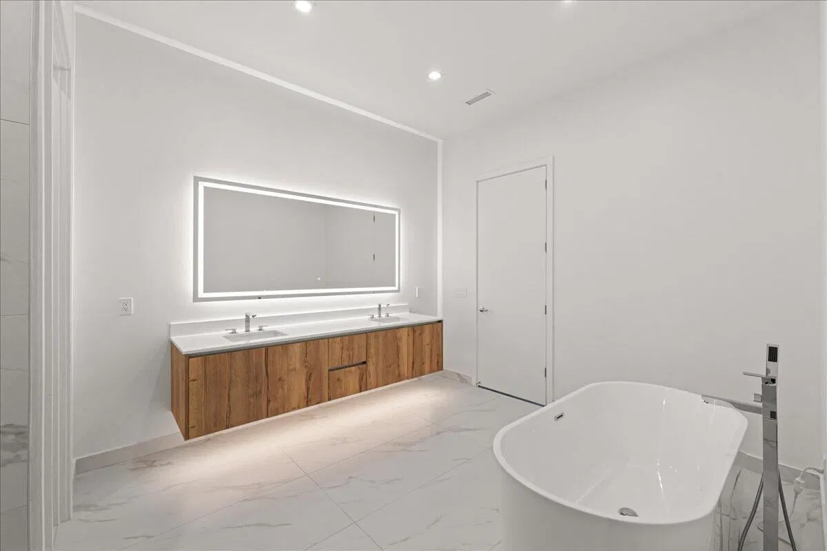 Nautilus 220 Unit 2406 photo 16