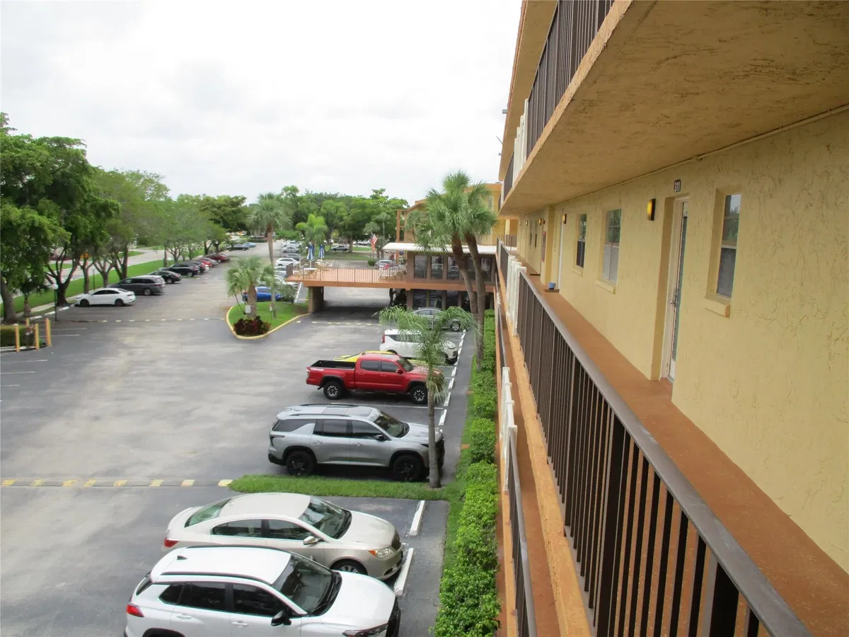 Unit 312 photo 4