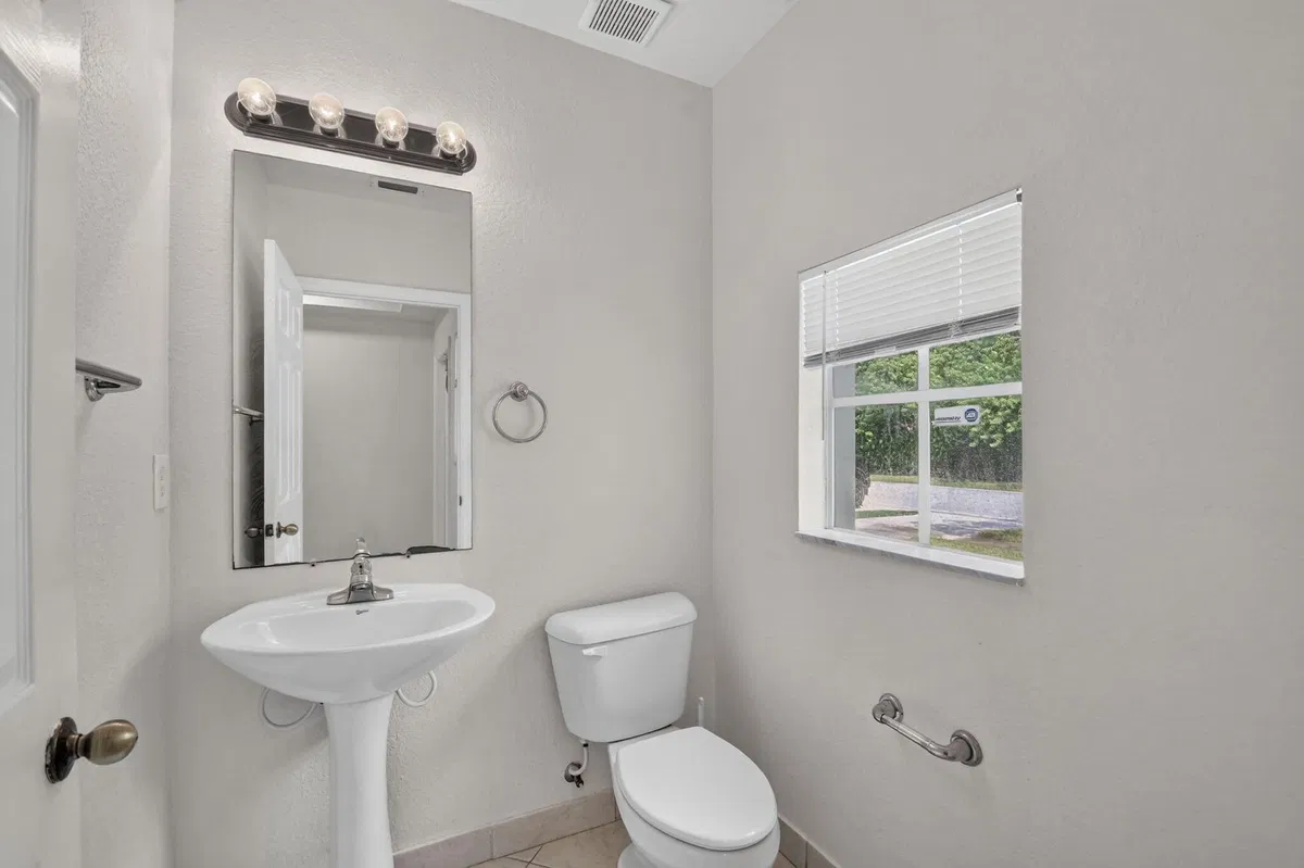 Unit 4102 photo 7