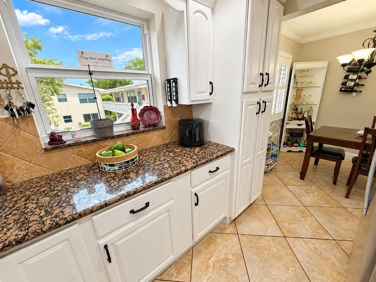 Unit 16 photo 22
