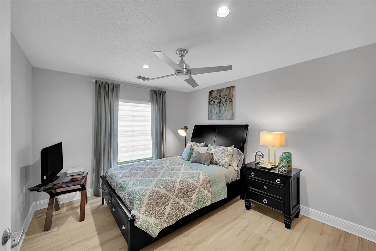 Residence photo 34