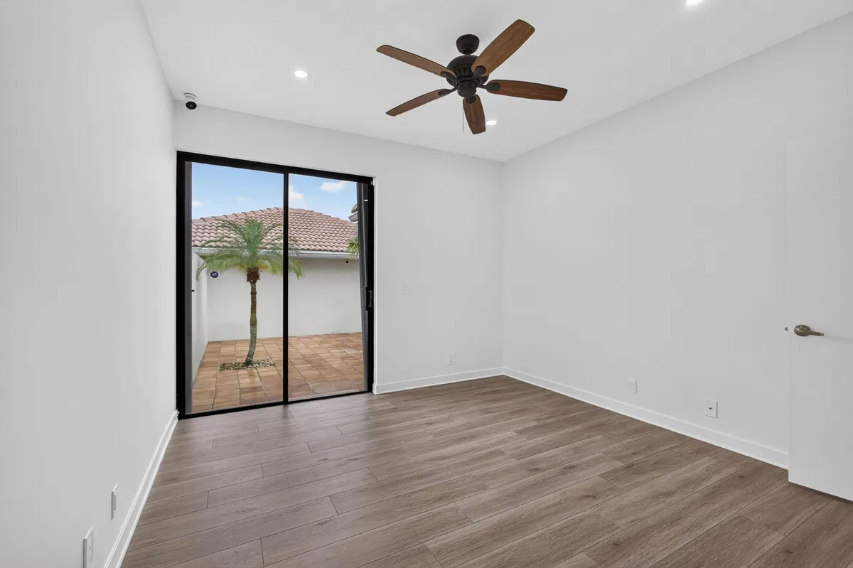 Residence photo 16