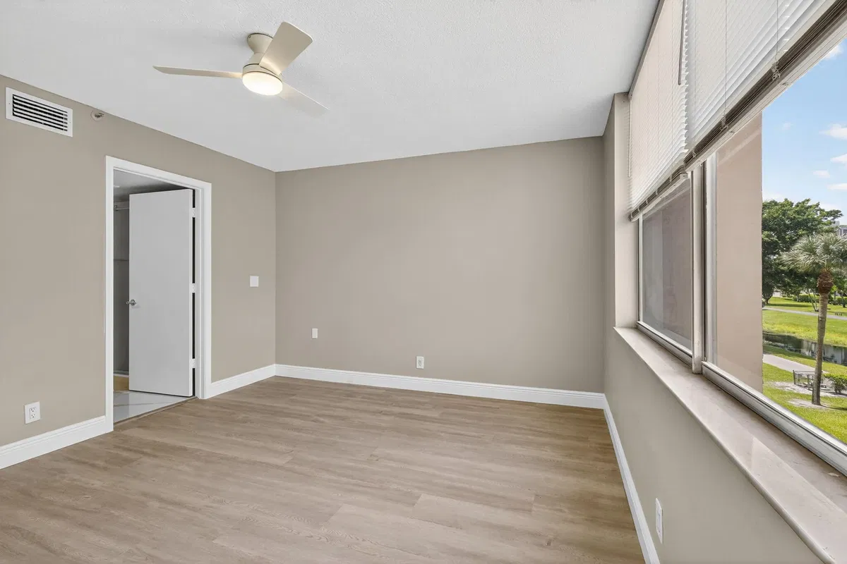 Unit 309 photo 13