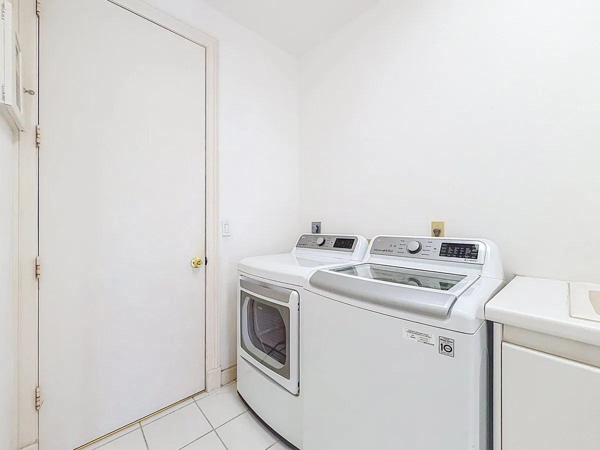 Residence photo 25