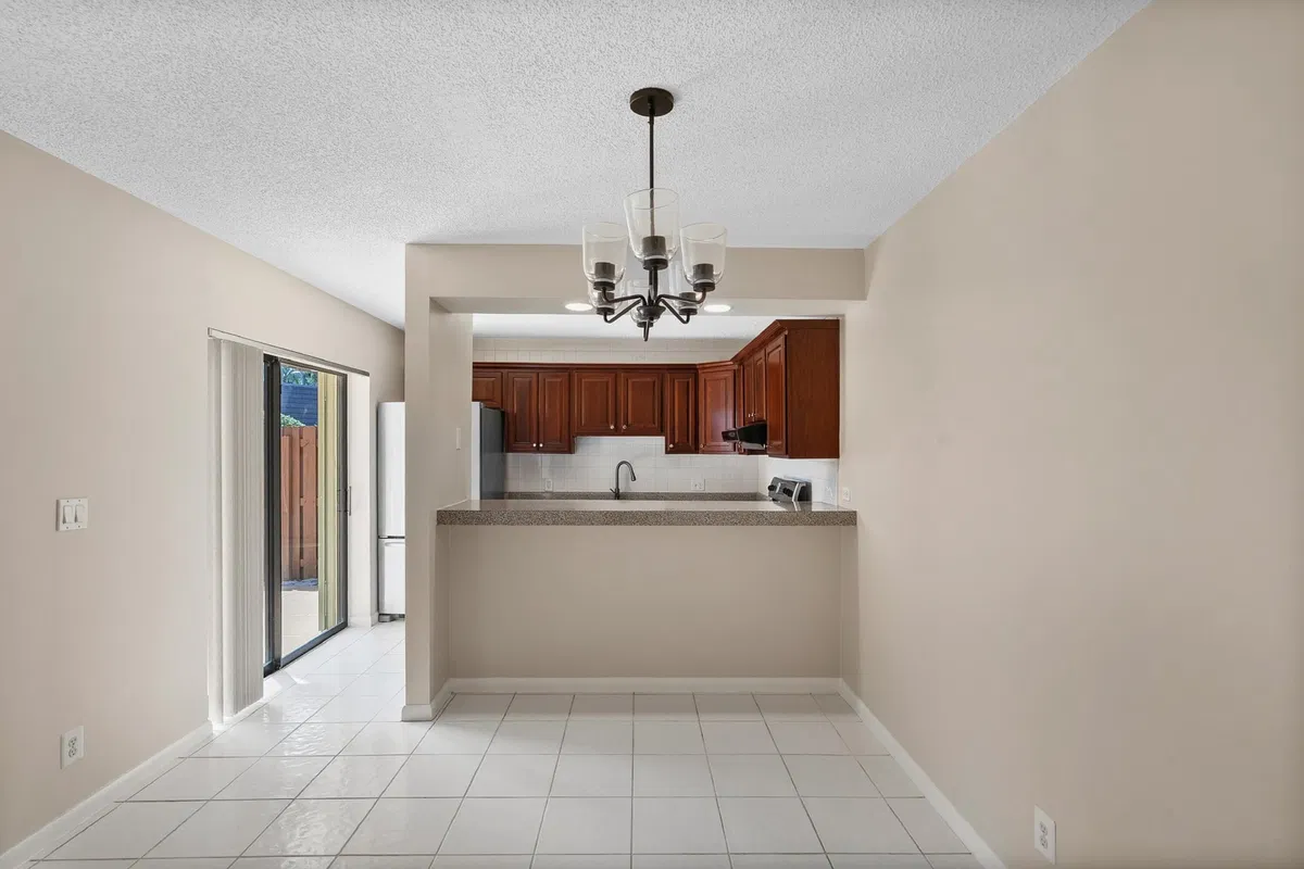 Unit 821 photo 10