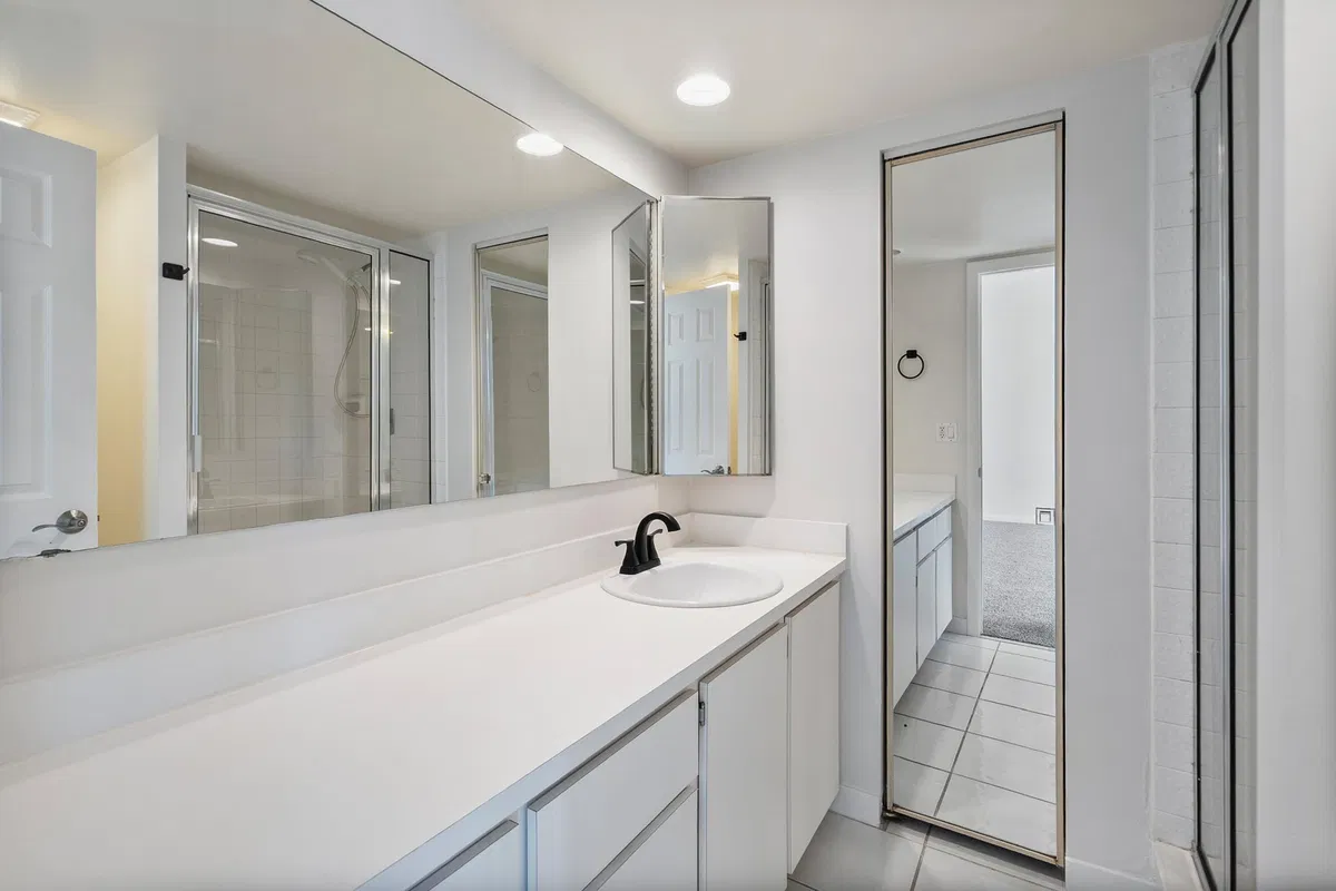 Unit 821 photo 22