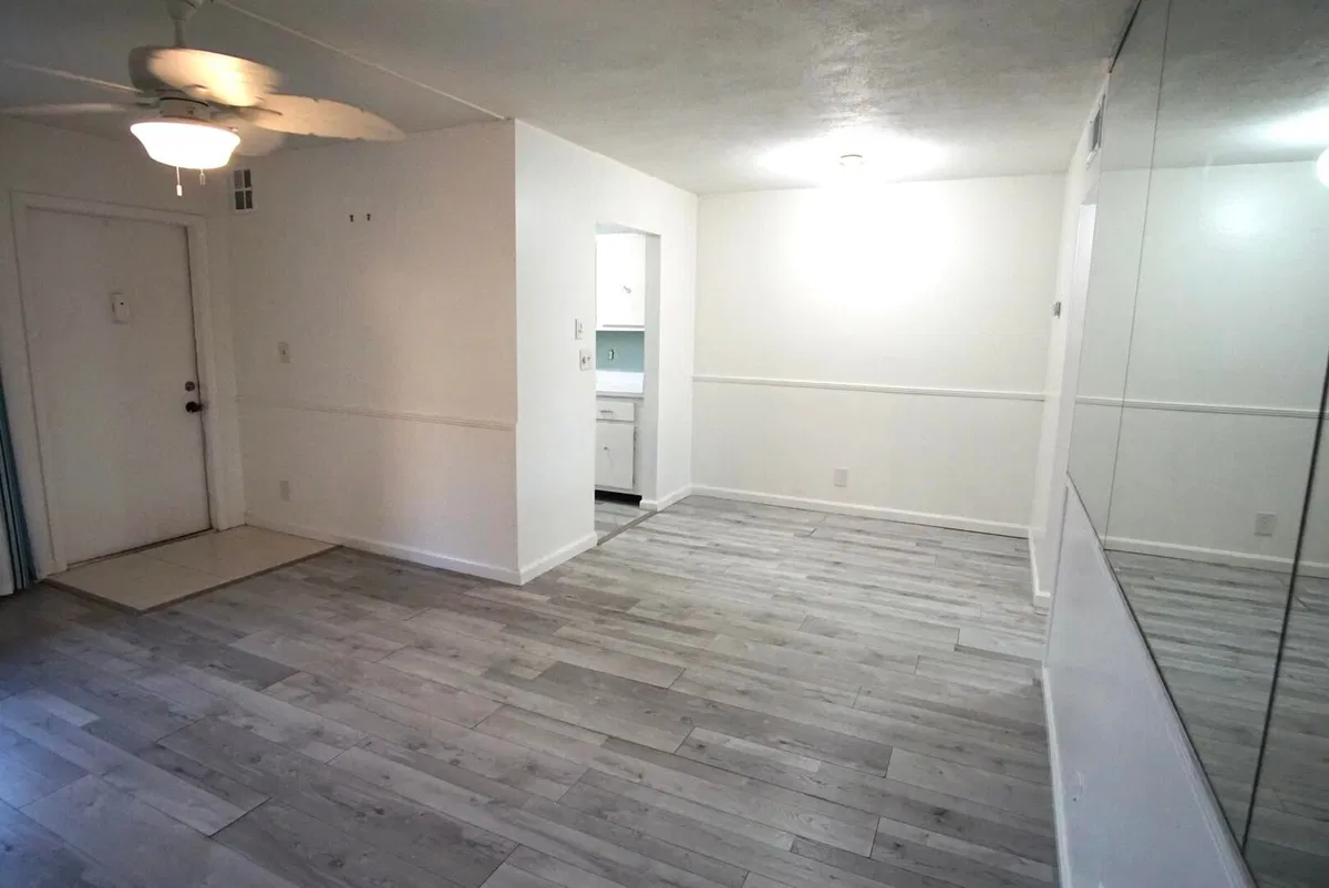 Unit 203 photo 7