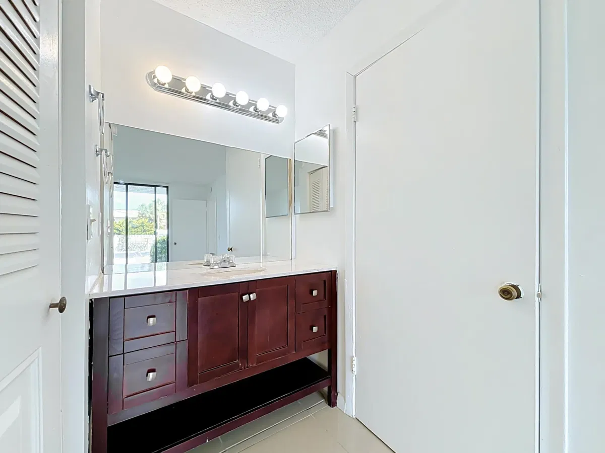 Unit 12 photo 16