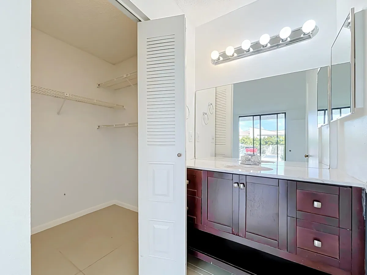 Unit 12 photo 19