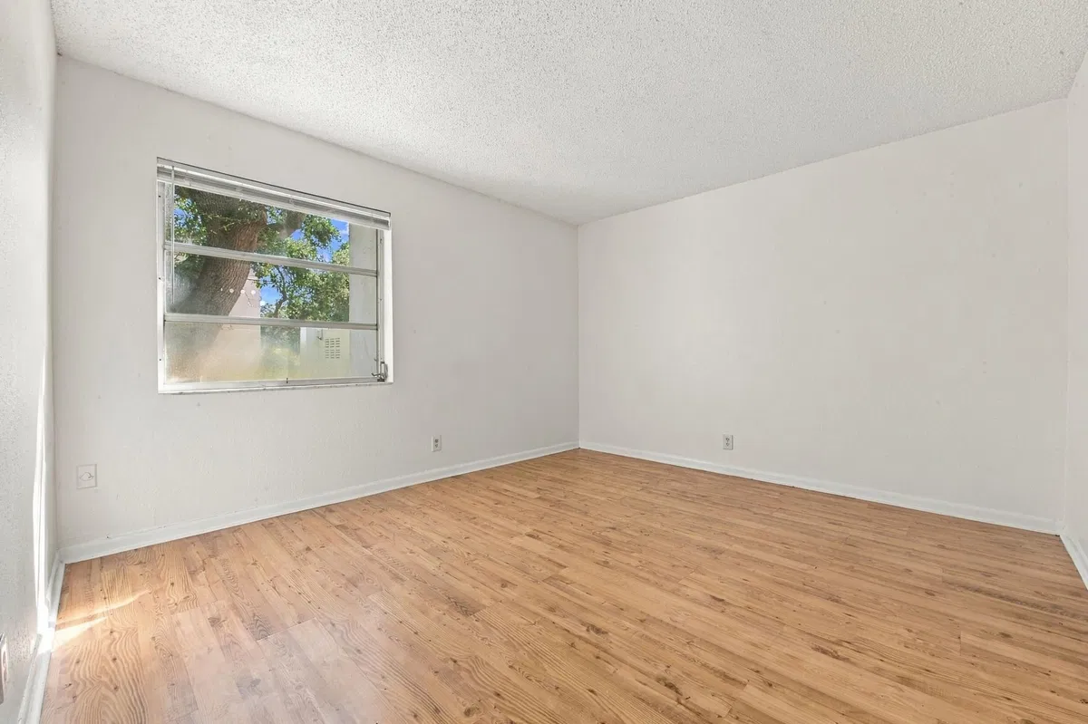 Unit 0160 photo 16