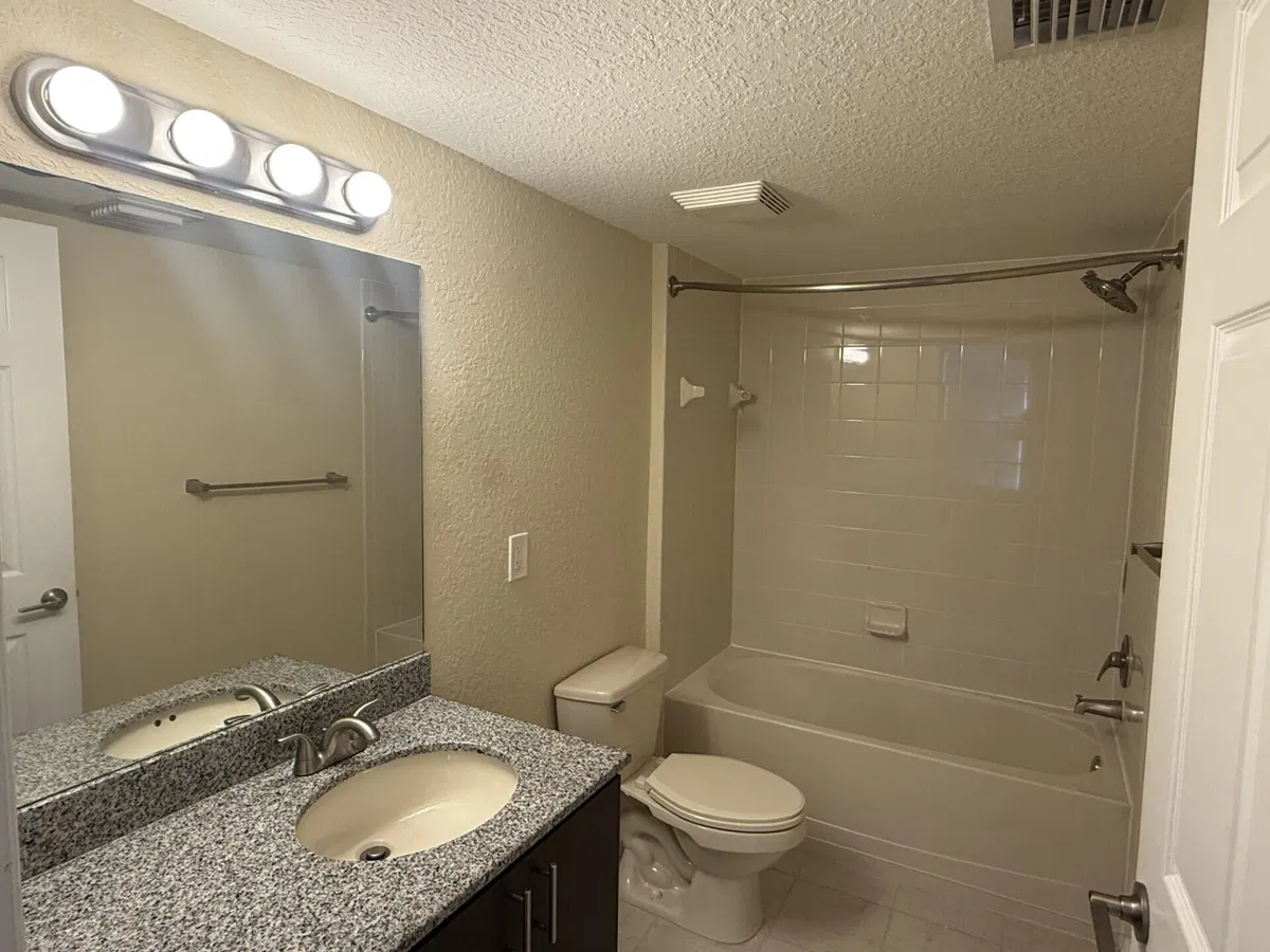 Unit 2105 photo 10