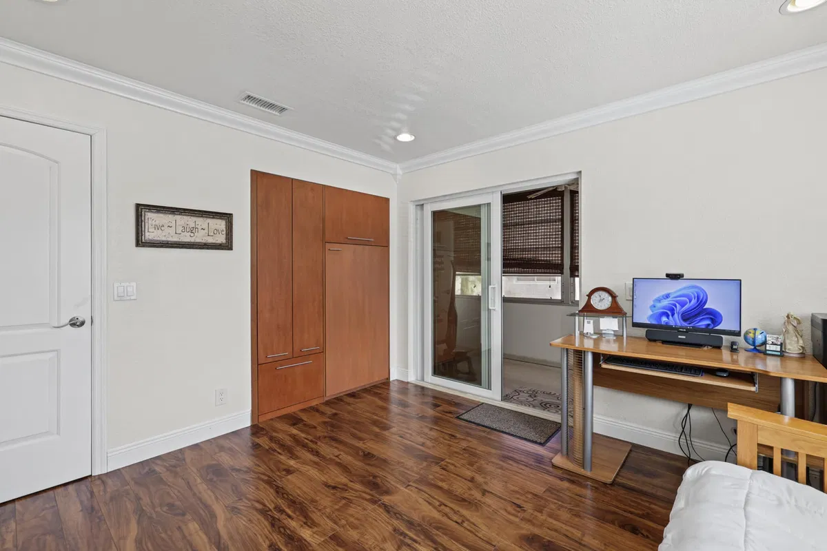 Residence photo 16