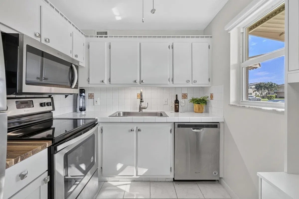 Unit 324 photo 22