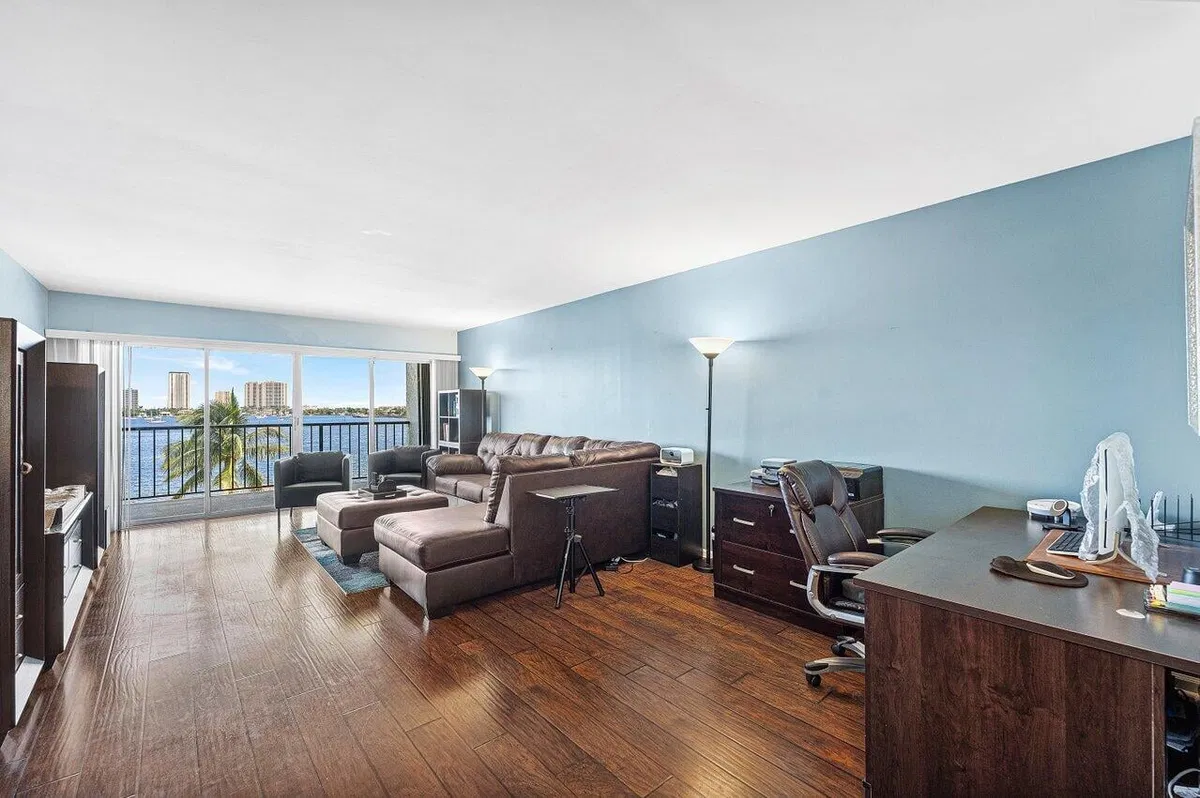 Unit 502 photo 10