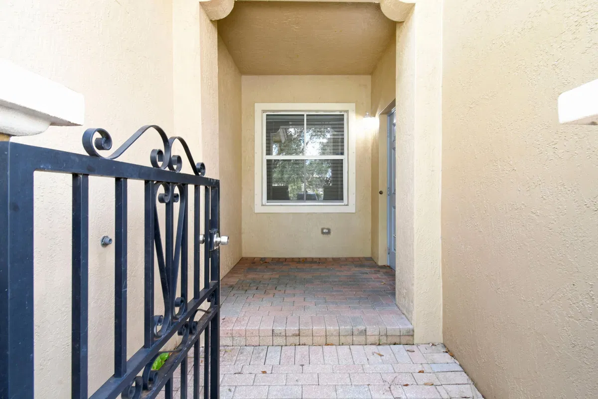 Unit #1202 photo 4
