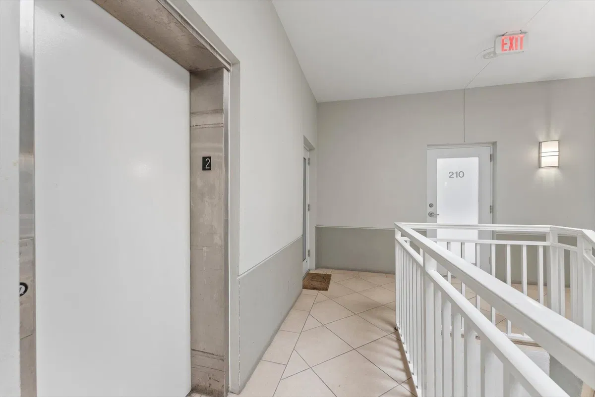 Unit 207 photo 7