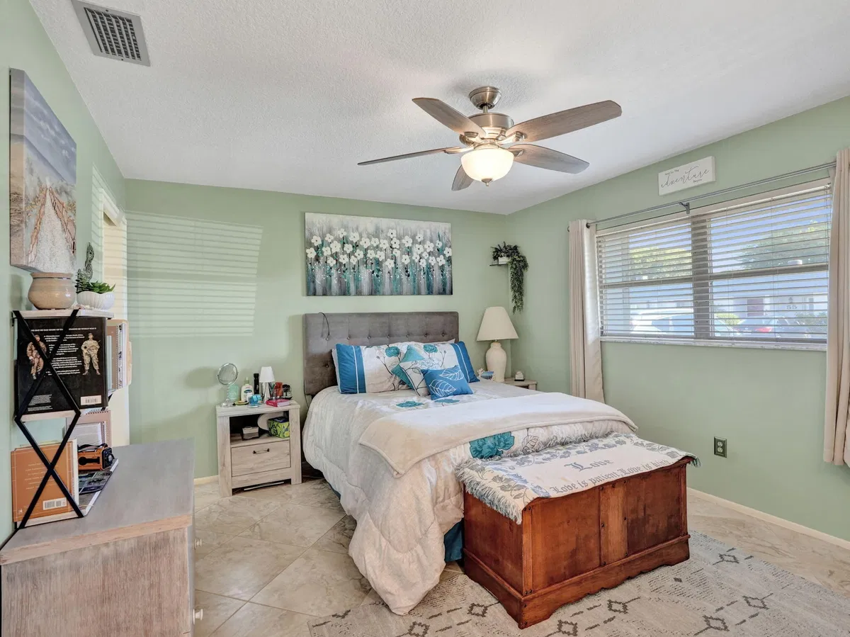 Unit 48 photo 19