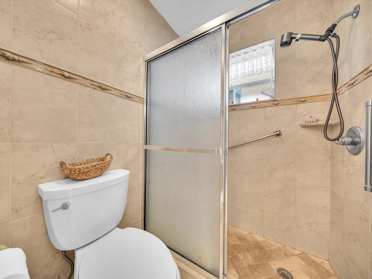 Unit B photo 28