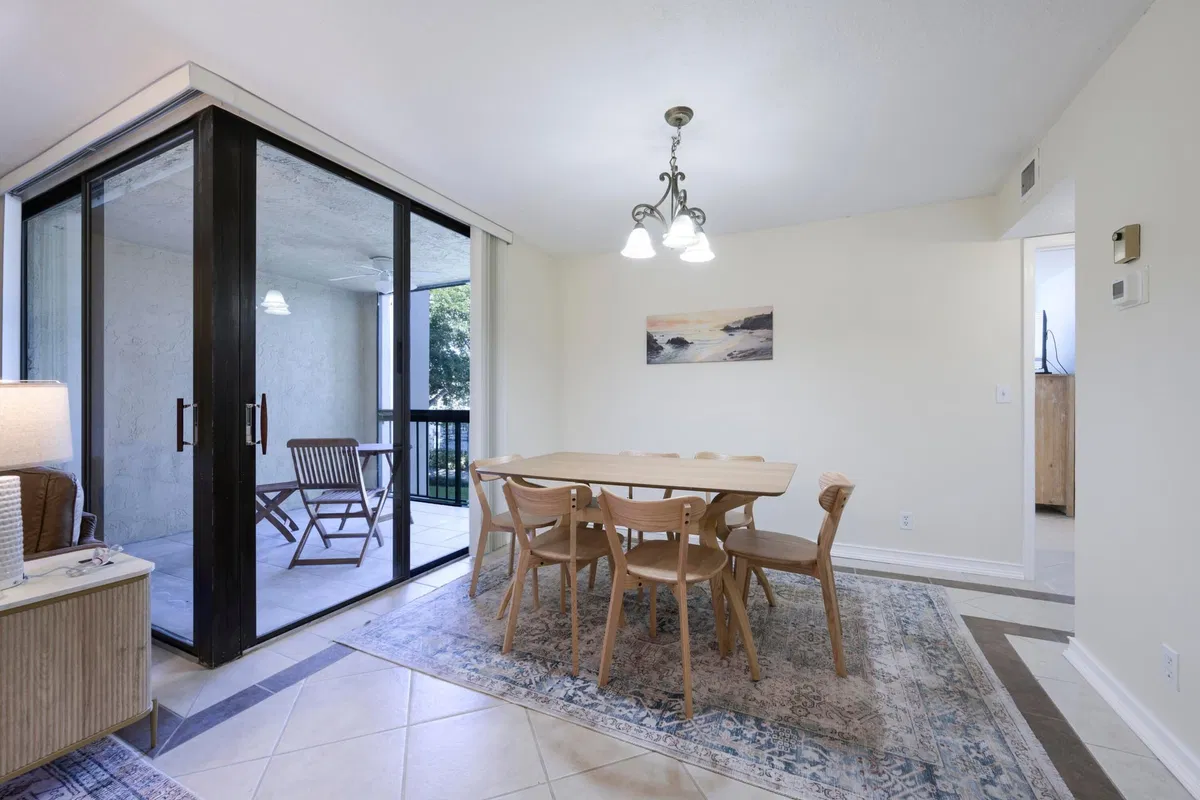 Unit 209 photo 4