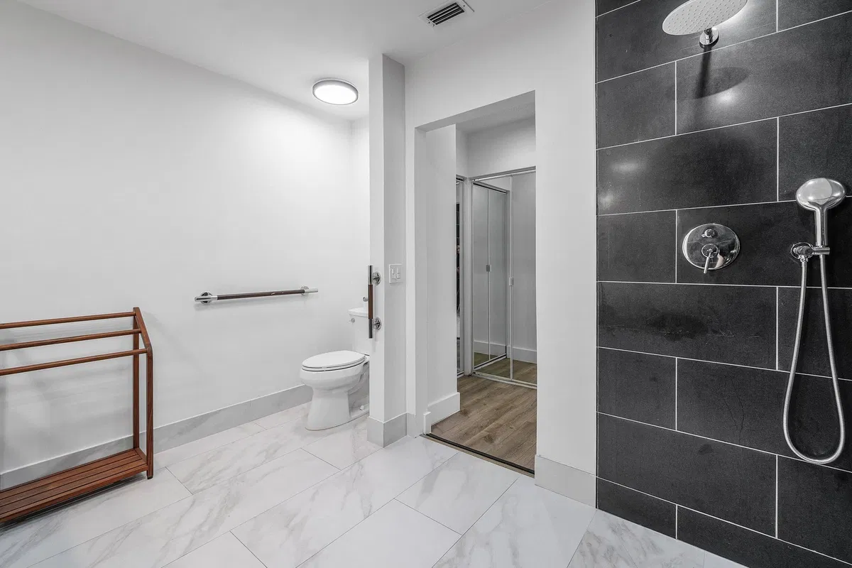  Unit C photo 28