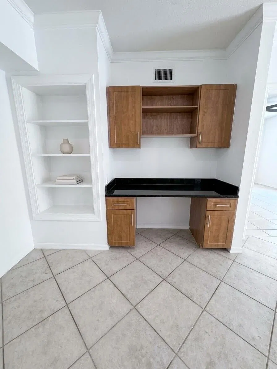 Unit 208 photo 4