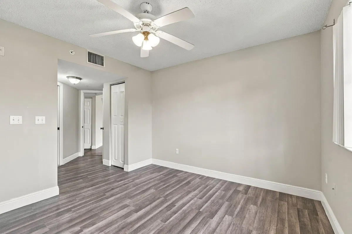 Unit 1410 photo 4