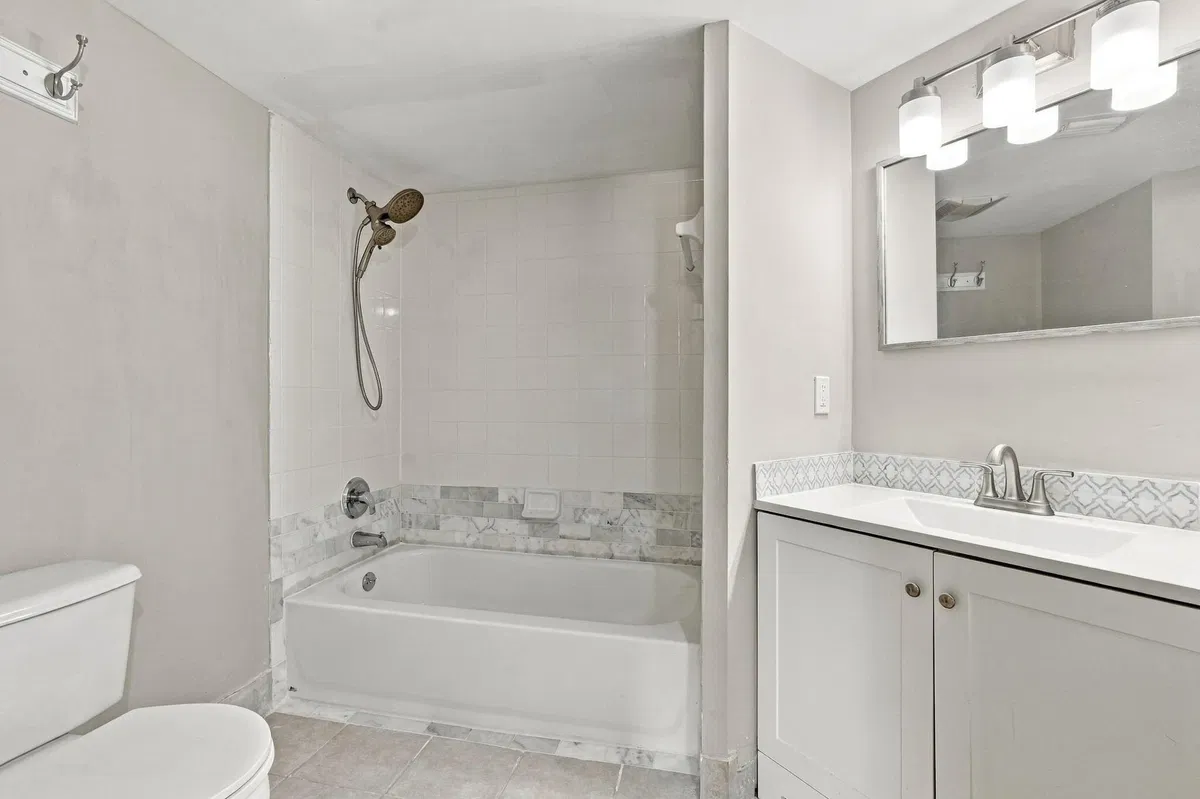 Unit 1410 photo 7