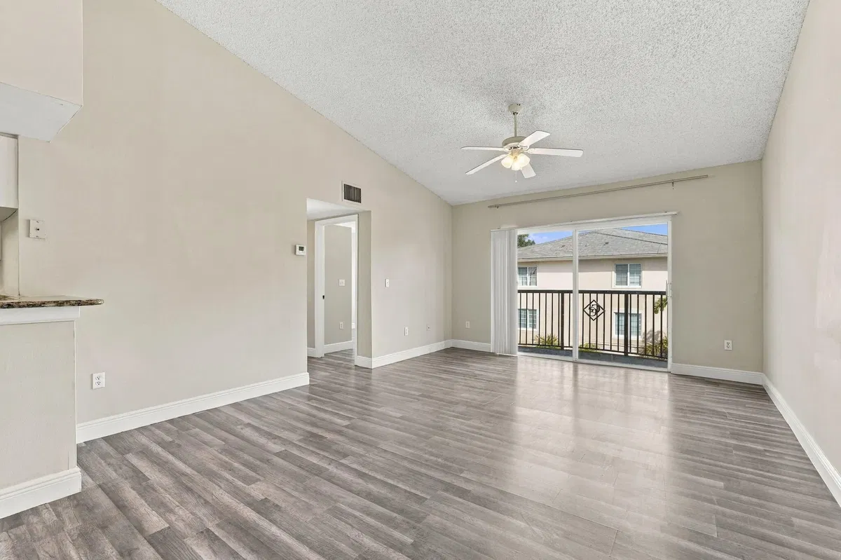 Unit 1410 photo 25