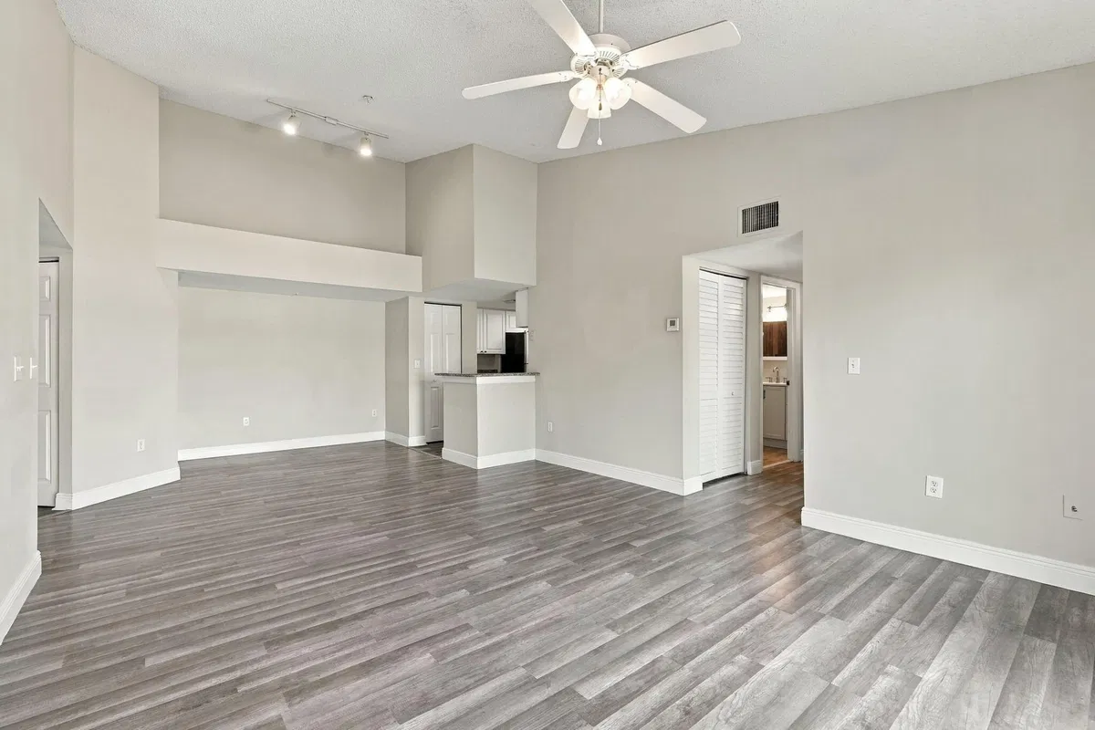 Unit 1410 photo 28