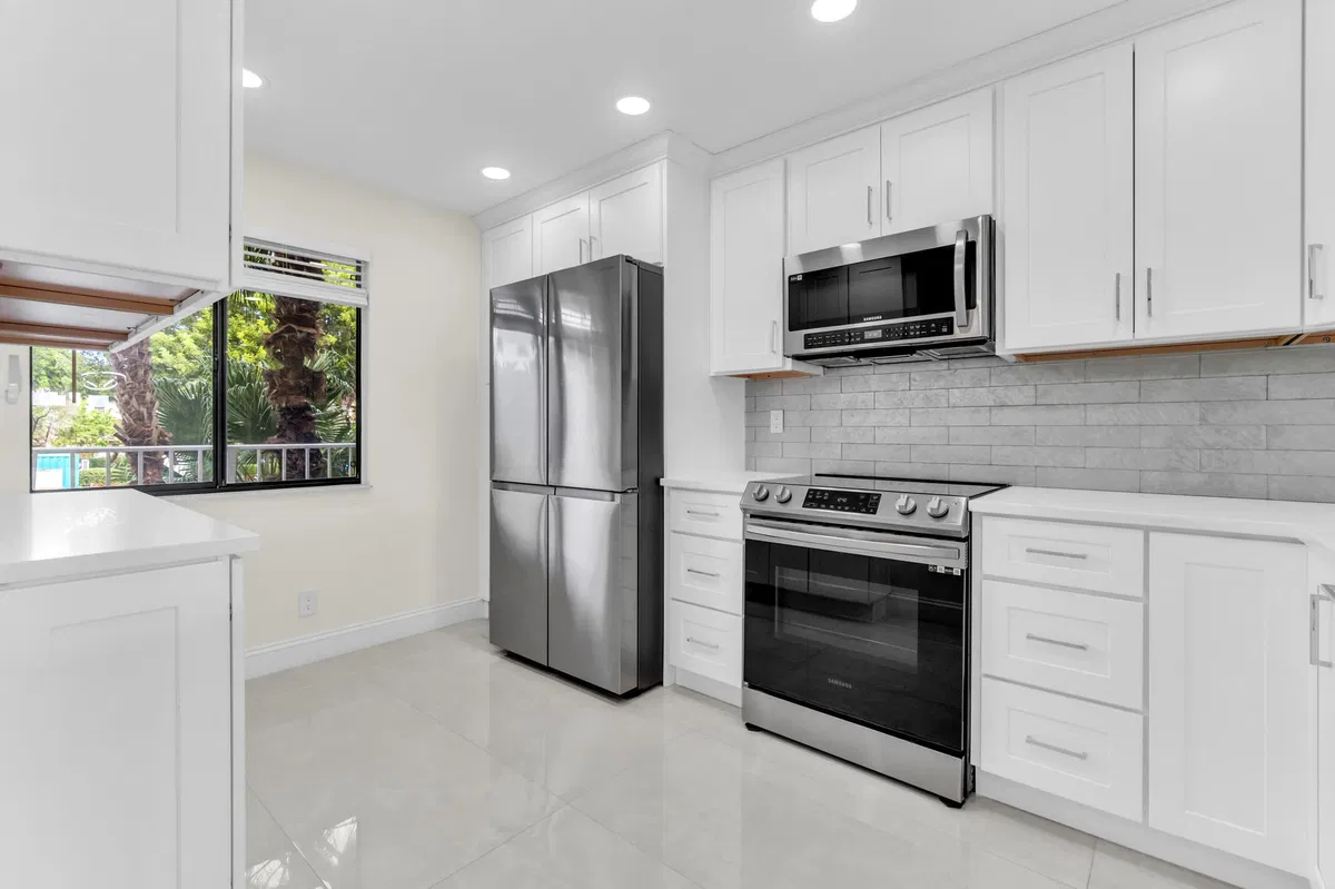 Unit 208 photo 4