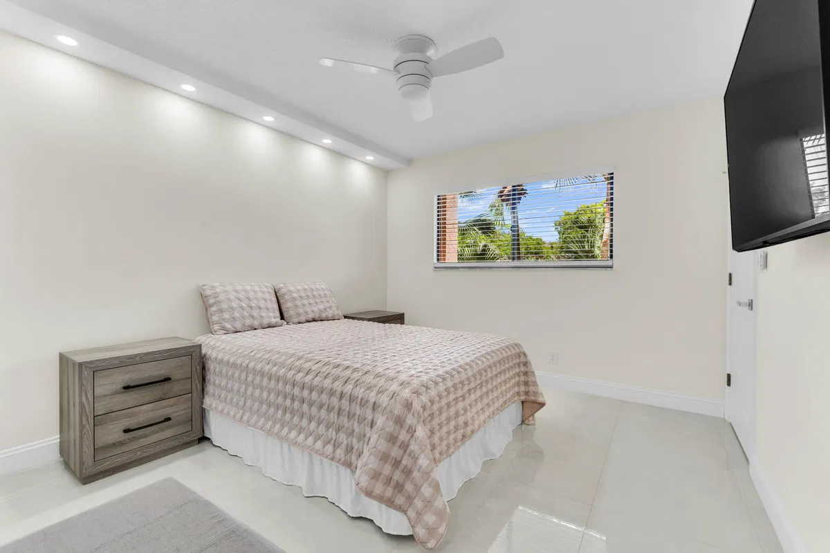 Unit 208 photo 28