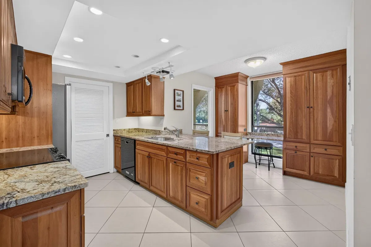 Unit 225 photo 22