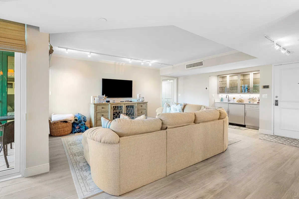 Mizner Court Unit 414 photo 4