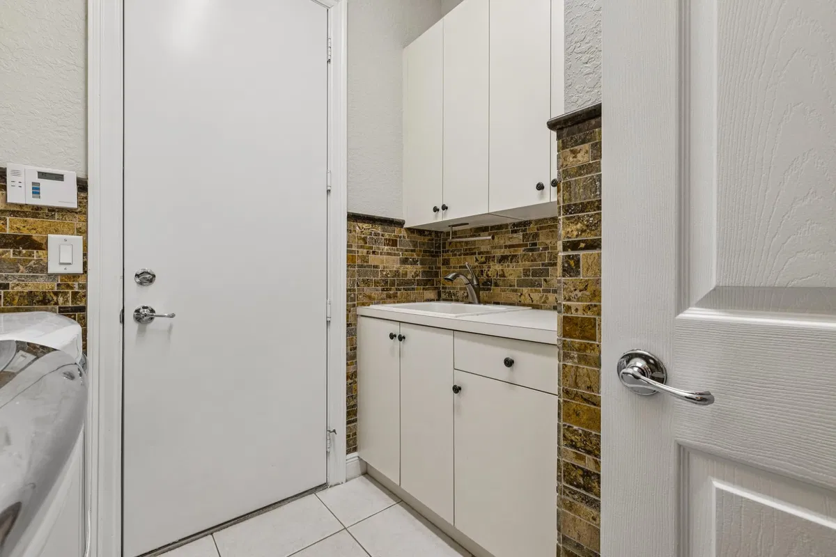Residence photo 25