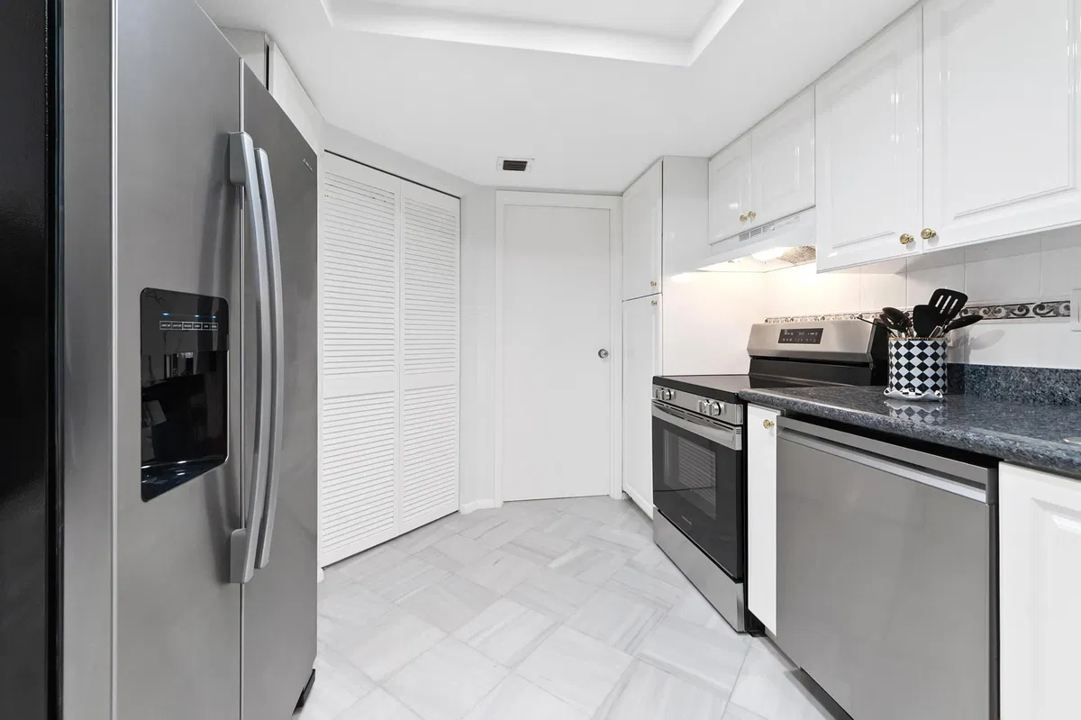  Unit 1004 photo 19