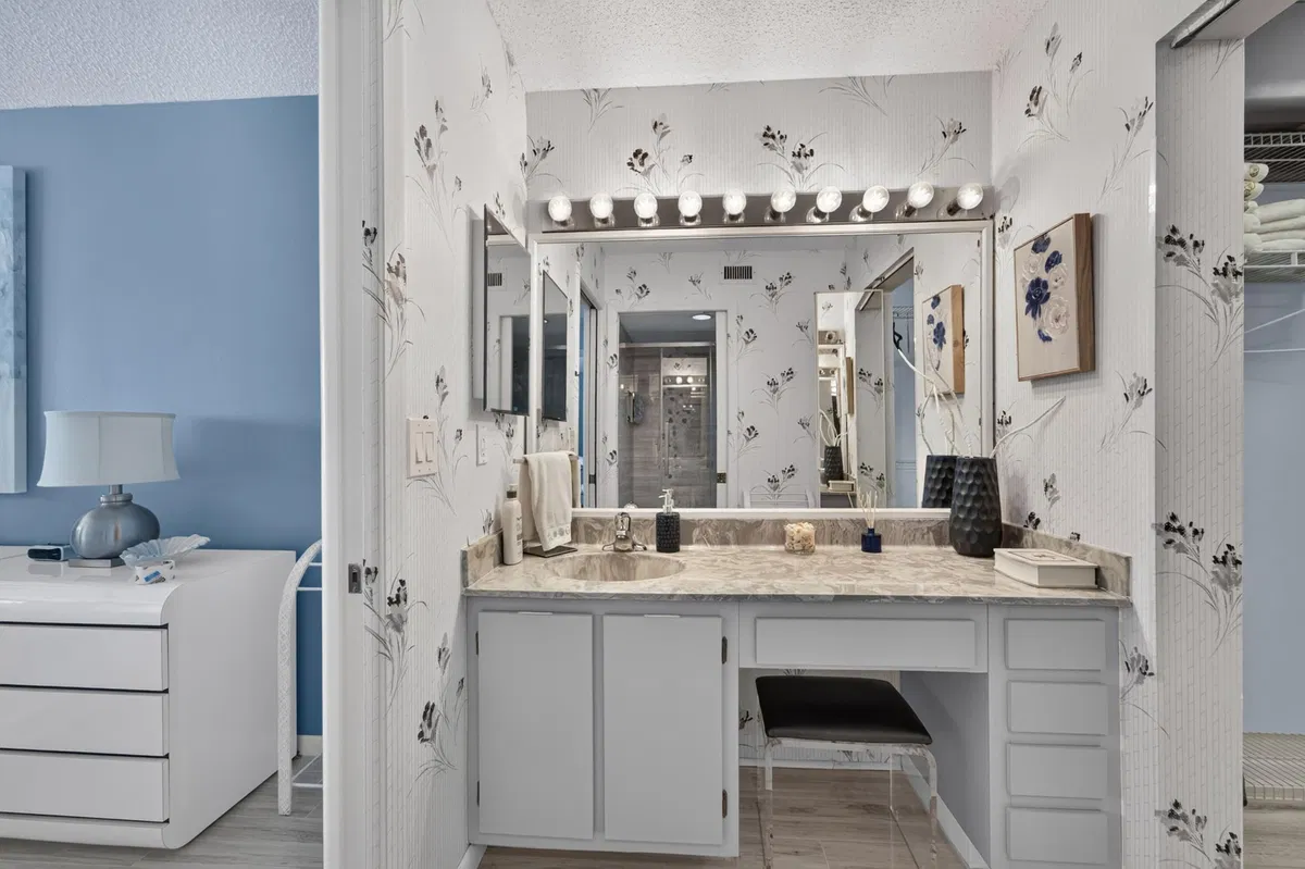Unit 401 photo 16