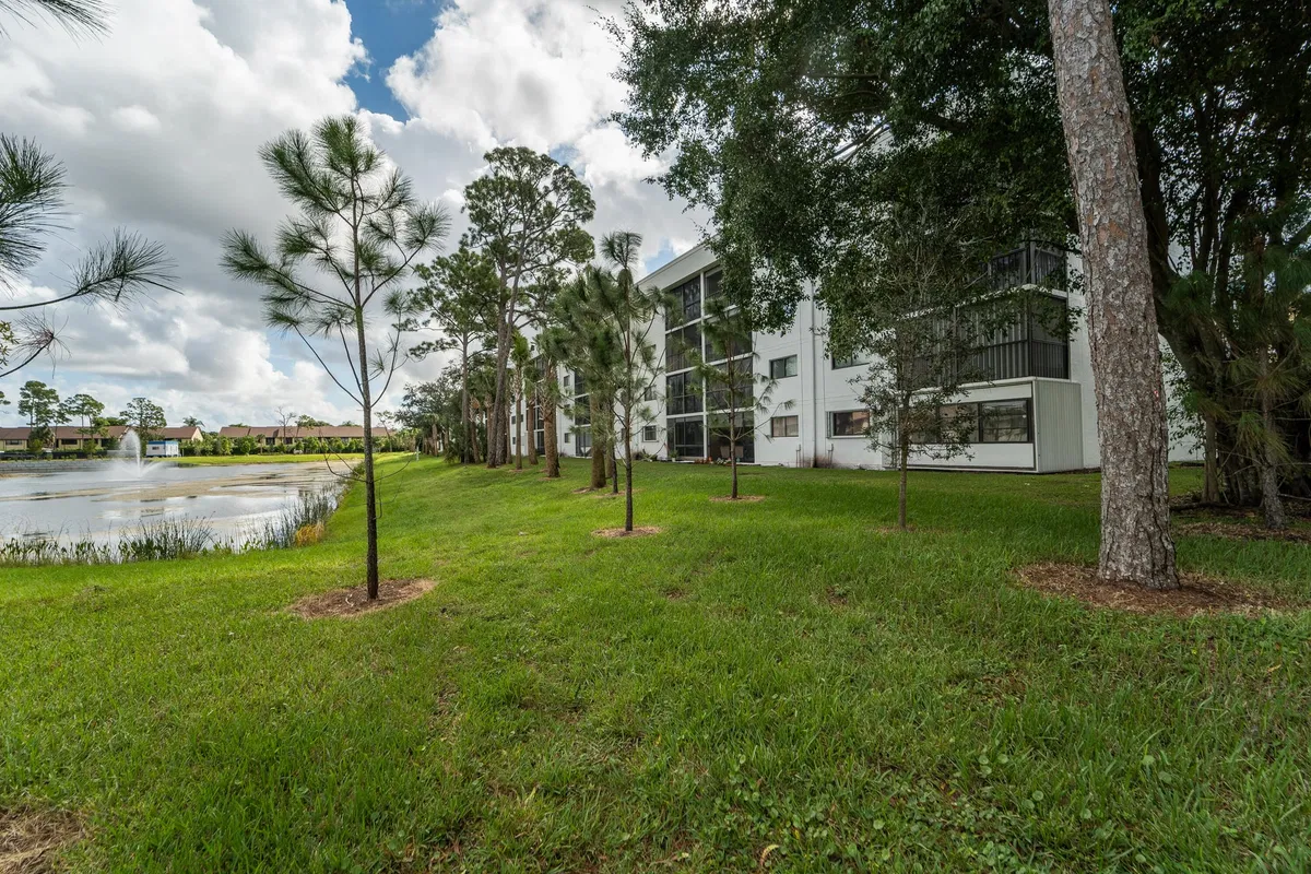 Unit 401 photo 28