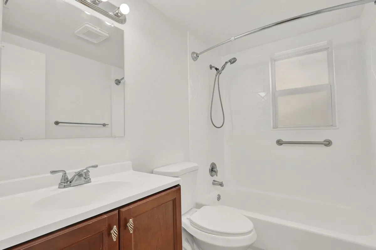 Unit 184 photo 7