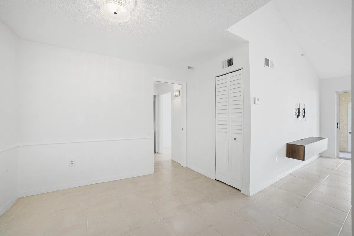 Unit 304 photo 16