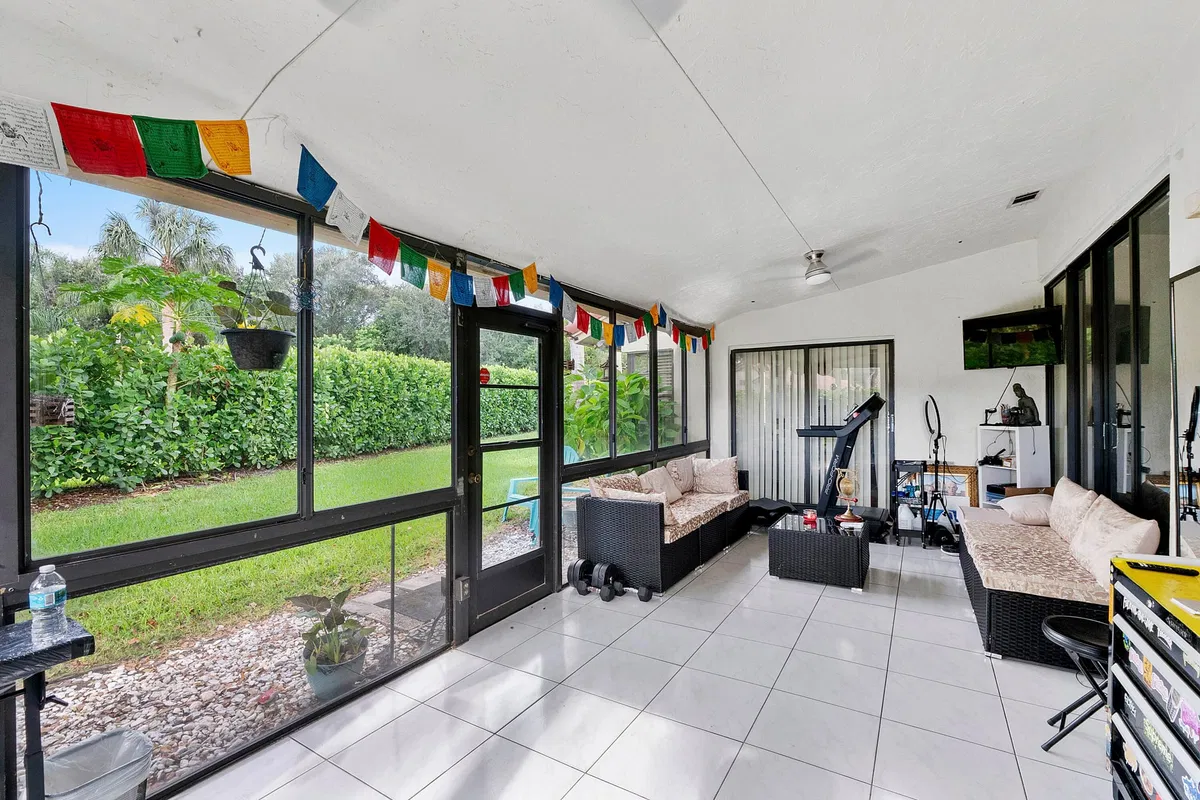  Residence photo 7