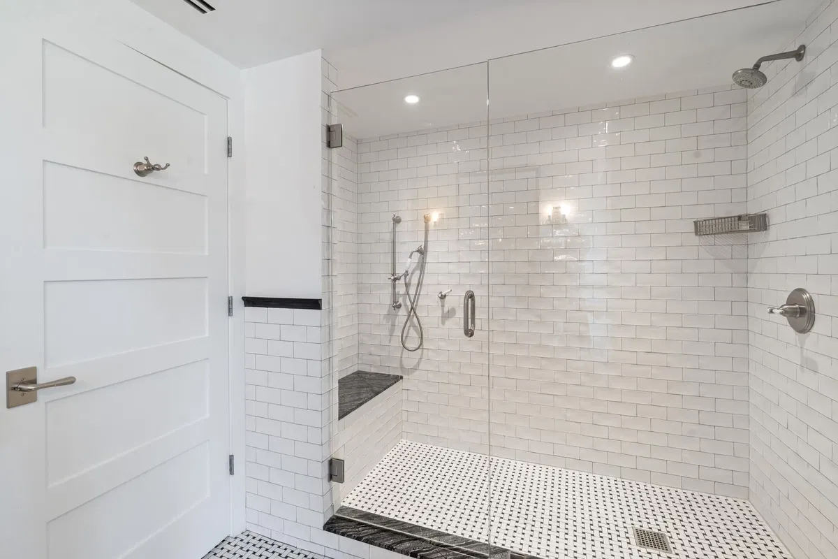 Unit 219 photo 16