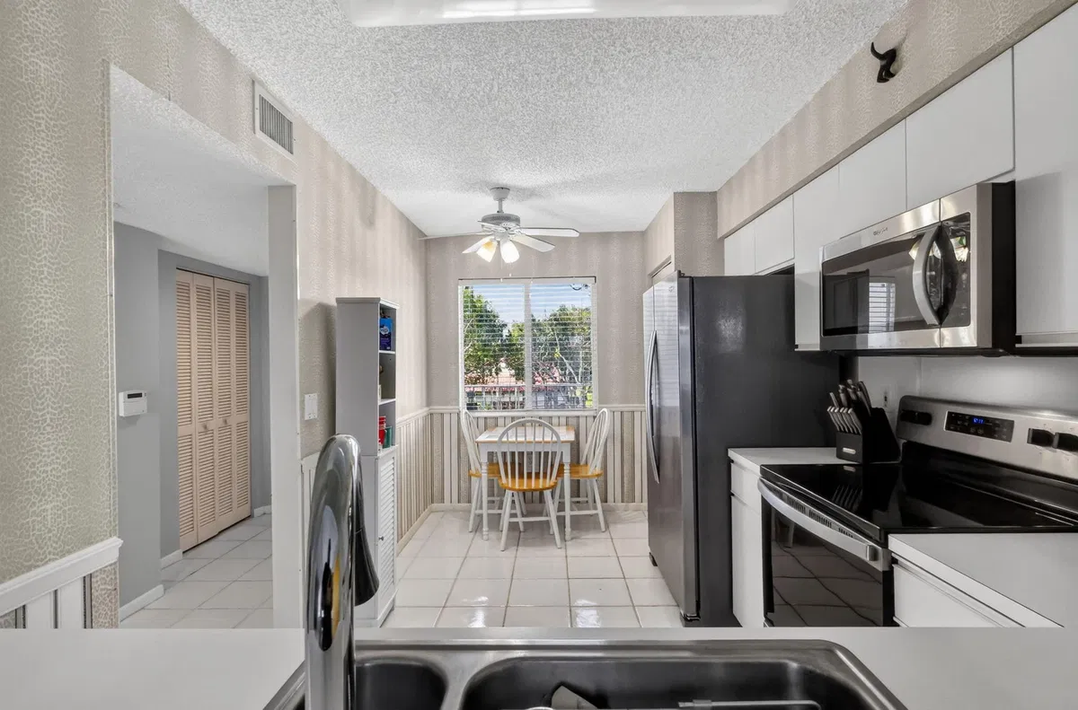 Unit 305 photo 16