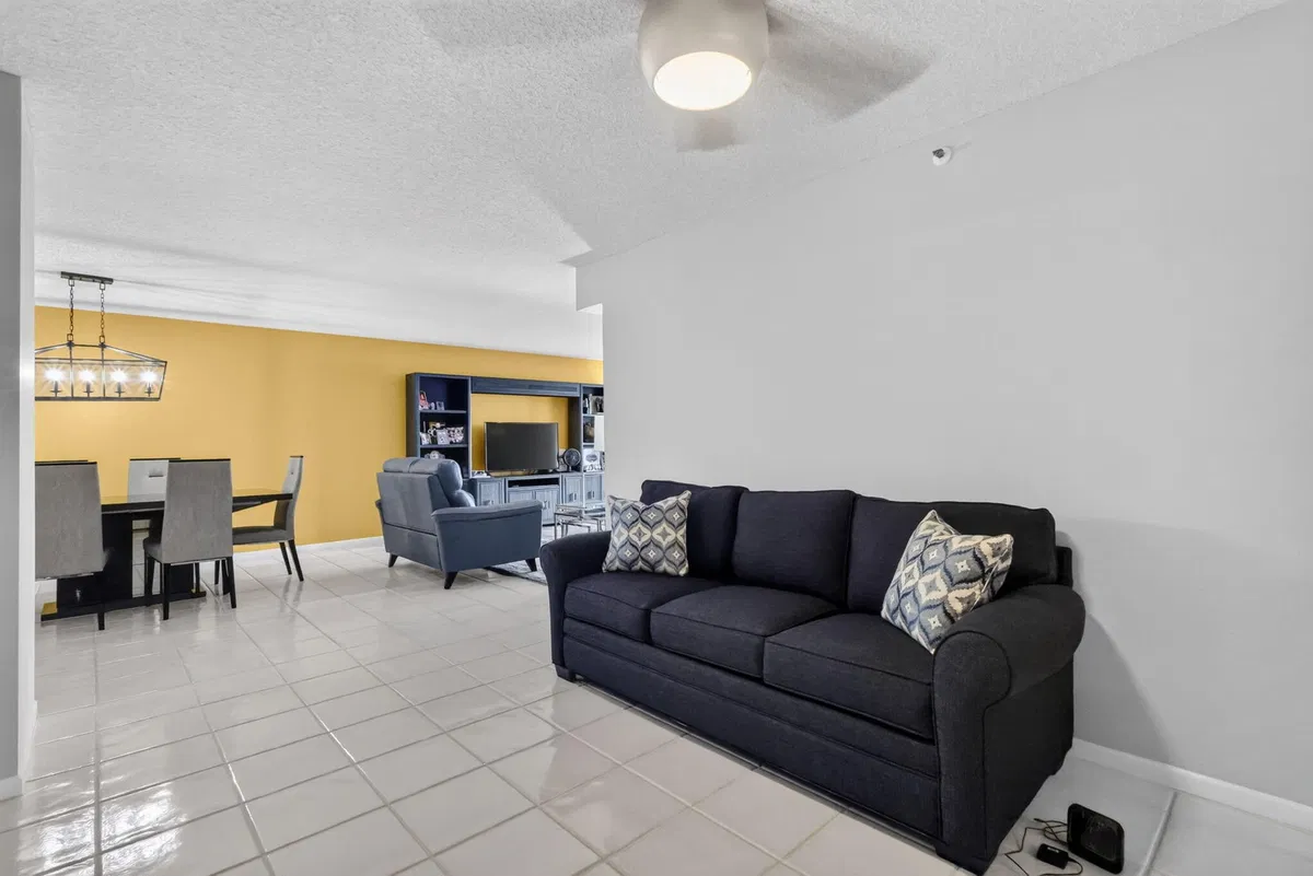 Unit 305 photo 22
