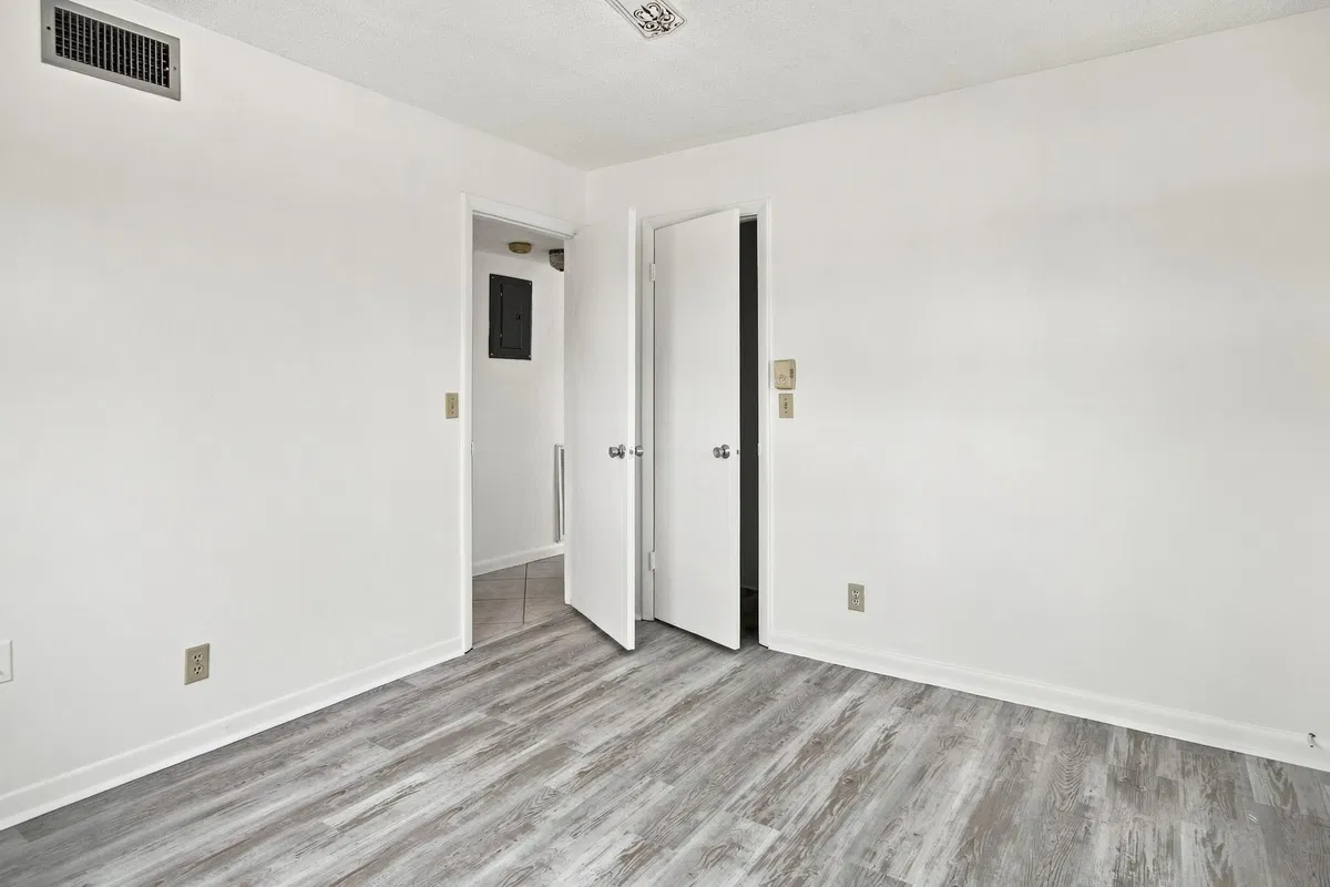  Unit 2100 photo 16