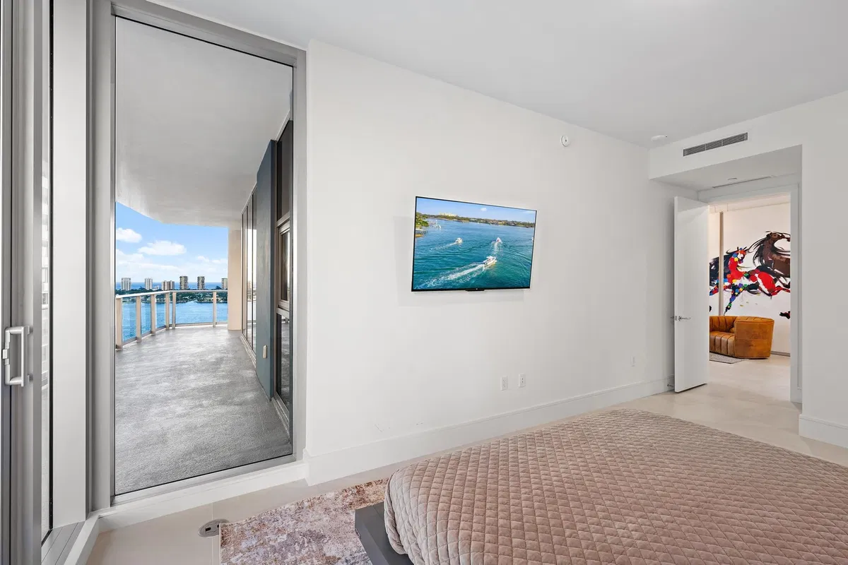 Nautilus 220 Unit 1802 photo 16