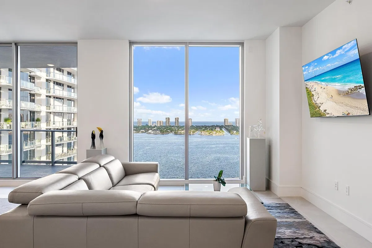 Nautilus 220 Unit 1802 photo 28