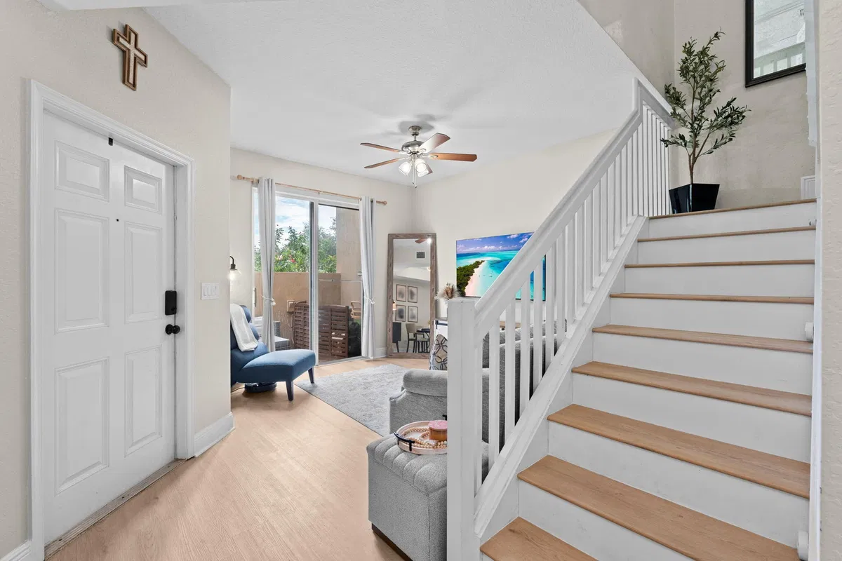 Unit 2402 photo 4